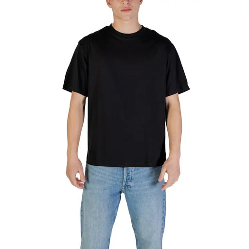 Schwarzes Herren-Kurzarmshirt mit Rundhalsausschnitt T-shirt angezeigt in Jack & Jones Sammlung