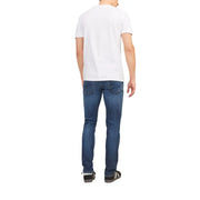 Weiße Baumwolle t-shirt mit schlichtem Rundhalsausschnitt und kurzen Ärmeln, kombiniert mit blauen Jack & Jones Herrenjeans mit Taschen