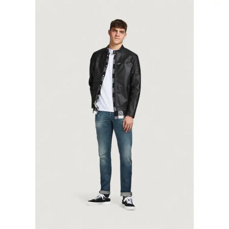 Schwarzer Herren-Lederblazer von Jack & Jones mit langem Reißverschluss und Reißverschlussdetails, getragen über einem karierten Hemd für Herbst und Winter