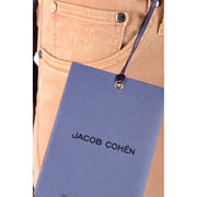 Ein blaues Jacob Cohen Markenetikett hängt an einer hellbraunen Jacob Cohen Damenjeans aus Baumwollmischgewebe.