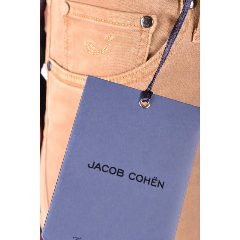 Ein blaues Jacob Cohen Markenetikett hängt an einer hellbraunen Jacob Cohen Damenjeans aus Baumwollmischgewebe.