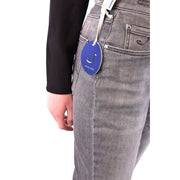 Eine graue Damenjeans von Jacob Cohen aus Baumwollmischgewebe mit klassischem Design und sichtbaren Nähten.