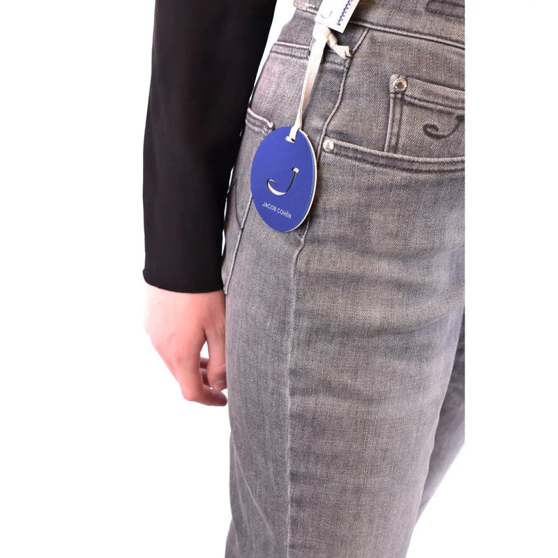 Eine graue Damenjeans von Jacob Cohen aus Baumwollmischgewebe mit klassischem Design und sichtbaren Nähten.