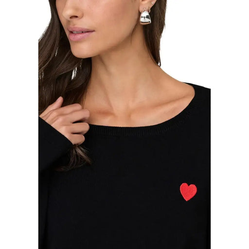 Jacqueline De Yong Schwarzer, langärmeliger Strickpullover mit roter Herzstickerei