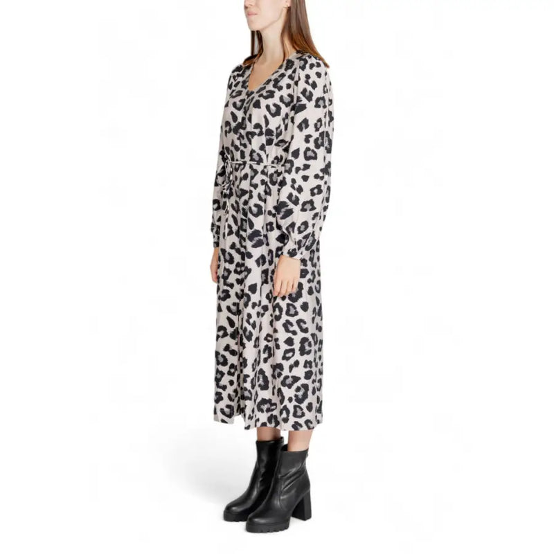 A woman wears a Jacqueline De Yong grey leopard long sleeve v neck midi dress with black and beige print