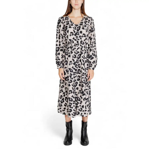 Jacqueline De Yong graues Leoparden-Midikleid mit langen Ärmeln und V-Ausschnitt