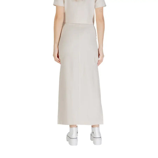 Beige high-waisted midi viscose skirt with side pockets and straight cut by Jacqueline de Yong for women