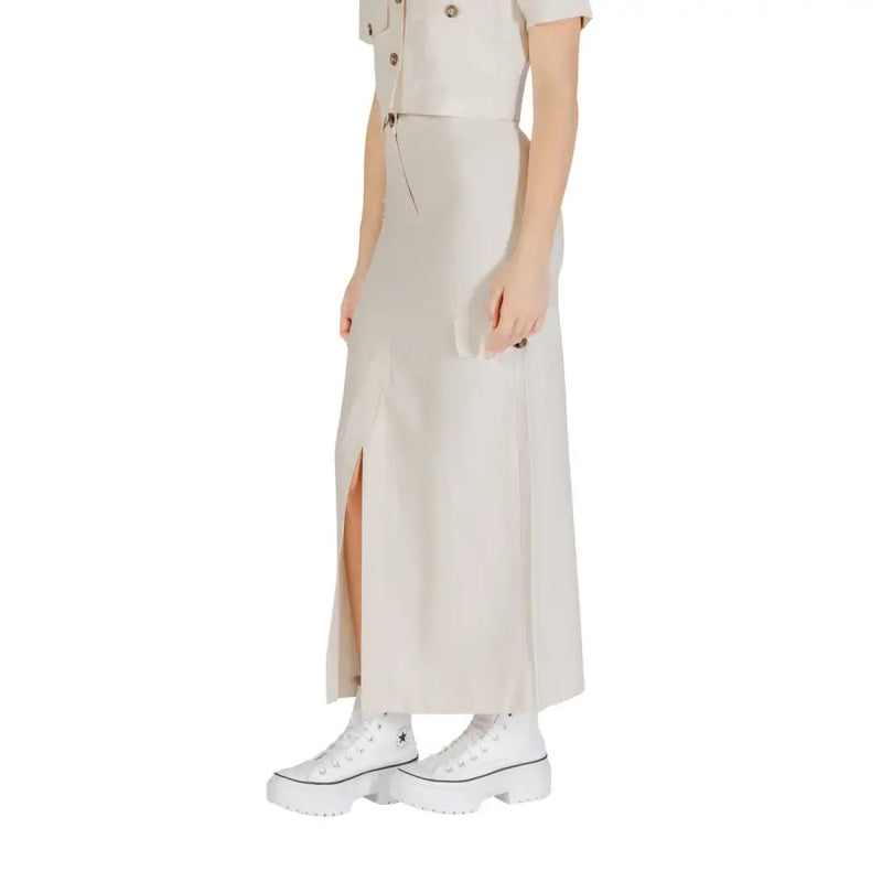 Jacqueline De Yong Cremefarbener, plissierter Midirock mit hohem Schlitz