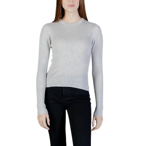 Jacqueline De Yong Silbernes, geripptes Strickoberteil mit langen Ärmeln und Rundhalsausschnitt top
