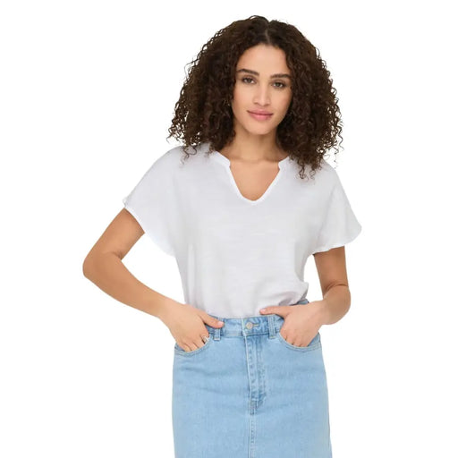 Jacqueline De Yong weiße, kurzärmelige Bluse aus Leinenviskose mit V-Ausschnitt