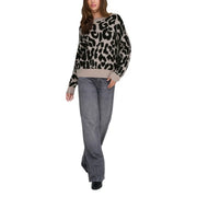 Ein kuscheliger, schwarz-beiger Strickpullover mit Leopardenmuster und geripptem Rundhalsausschnitt von Jacqueline de Yong