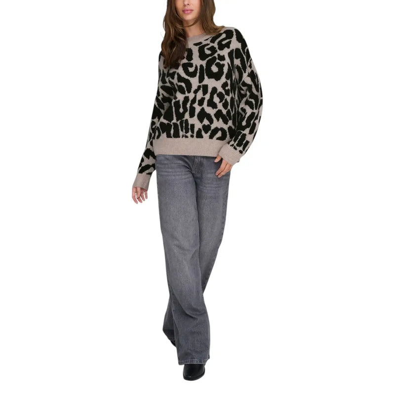 Ein kuscheliger, schwarz-beiger Strickpullover mit Leopardenmuster und geripptem Rundhalsausschnitt von Jacqueline de Yong