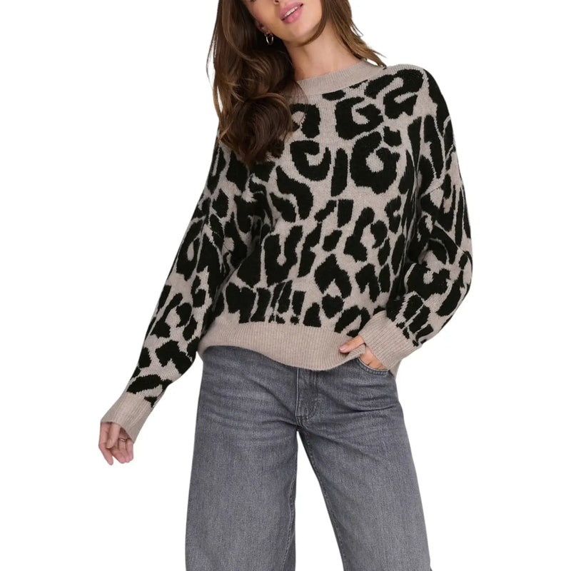 Ein kuscheliger, beige-schwarzer Strickpullover mit Leopardenmuster und lockerer Passform von Jacqueline de Yong (Damenstrickwaren).