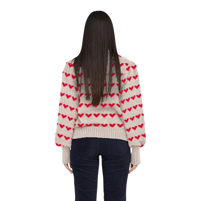 Rückansicht eines beigefarbenen Polyester-Strickpullovers von Jacqueline de Yong für Damen mit leuchtend rotem Herzmuster und gerippten Bündchen.