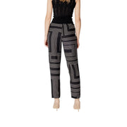 Schwarze Viskosehose für Damen von Jacqueline de Yong mit auffälligem, weißem, geometrischem Schnürmuster auf der Vorderseite