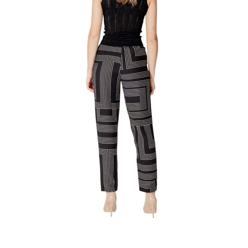 Schwarze Viskosehose für Damen von Jacqueline de Yong mit auffälligem, weißem, geometrischem Schnürmuster auf der Vorderseite