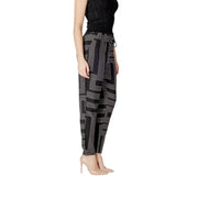 Schwarze Viskosehose für Damen von Jacqueline de Yong mit markanten weißen geometrischen Linien und Kordelzug im Bund