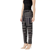 Schwarze, geschnürte Viskosehose für Damen von Jacqueline de Yong mit schwarz-weißem geometrischem Muster und tailliertem Bund