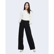 Schwarze, hochgeschnittene, weite Slip-on-Hose von Jacqueline de Yong für Damen mit elegantem, tailliertem Schnitt und Knopfleiste vorne.