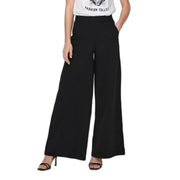 Schwarze, weite Slip-on-Hose für Damen von Jacqueline de Yong mit elegantem, geradem Schnitt und dezenten Seitentaschen.