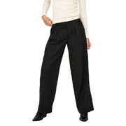 Schwarze Damenhose von Jacqueline de Yong mit weitem Bein, dezentem Strukturmuster, Bundfalten und Reißverschlusstaschen vorne.