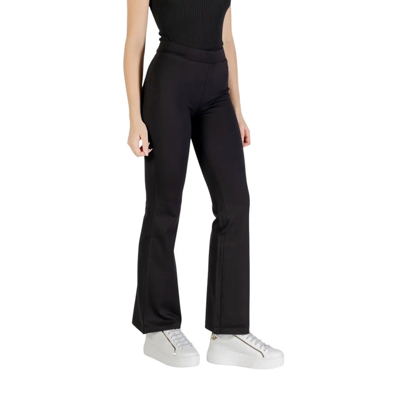 Schwarze, hochgeschnittene, ausgestellte Viskosehose für Damen von Jacqueline de Yong mit glattem Stretchmaterial und Seitennähten.