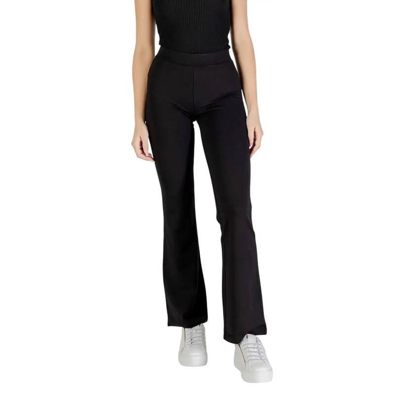 Schwarze Viskosehose für Damen von Jacqueline de Yong mit hohem Bund und ausgestelltem Bein aus glattem, dehnbarem Stoff