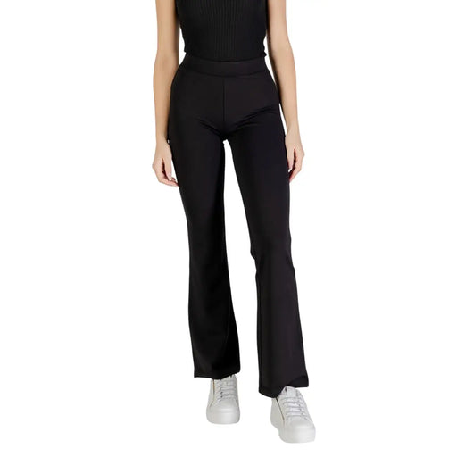 Schwarze Viskosehose für Damen von Jacqueline de Yong mit hohem Bund und ausgestelltem Bein aus glattem, dehnbarem Stoff