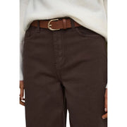 Brauner Ledergürtel mit goldfarbener Schnalle, kombiniert mit braunen Baumwolljeans von Jacqueline de Yong für Damen.