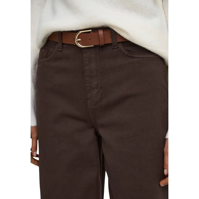 Brauner Ledergürtel mit goldfarbener Schnalle, kombiniert mit braunen Baumwolljeans von Jacqueline de Yong für Damen.