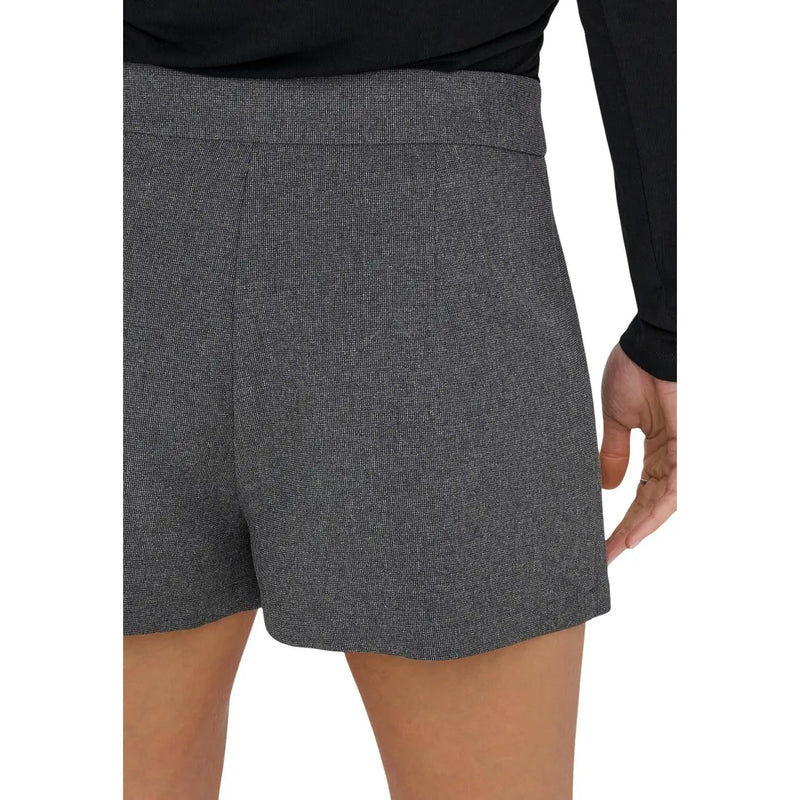 Graue Damenhose von Jacqueline de Yong aus Polyester-Elastan mit grauen, strukturierten Shorts und einem taillierten Bund.