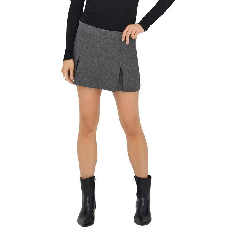 Ein taillierter, dunkelgrauer Minirock von Jacqueline de Yong mit dezentem Fischgrätmuster und vorderen Falten aus Polyester-Elastan