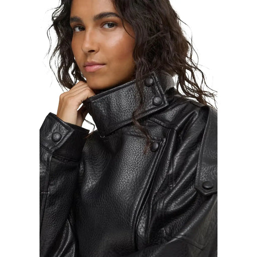Schwarze Bomberjacke aus Polyurethan für Damen von Jacqueline de Yong mit hohem Kragen und geknöpften Details aus schwarzem Leder im Biker-Stil.