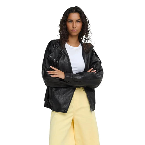 Schwarze Bomberjacke aus Polyurethan für Damen von Jacqueline de Yong mit strukturierter Oberfläche und Druckknopfmanschetten.