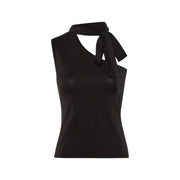 Schwarzes Satin-Neckholder top mit Schleifendetail am Halsausschnitt von Jacqueline de Yong, brauner Damenschal mit einer Schulter. top Lyocell