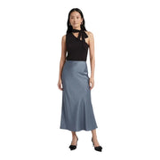 Jacqueline de Yong Damen-Ein-Schulter-Schal, braun top kombiniert mit einem eleganten, schieferblauen Lyocell-Midirock mit Satin-Finish.