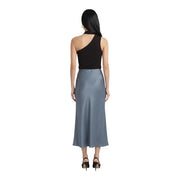 Ein eleganter, schieferblauer Satin-Midirock mit fließender Silhouette und hohem Bund, kombiniert mit einem braunen Lyocell-Schal von Jacqueline de Yong. top