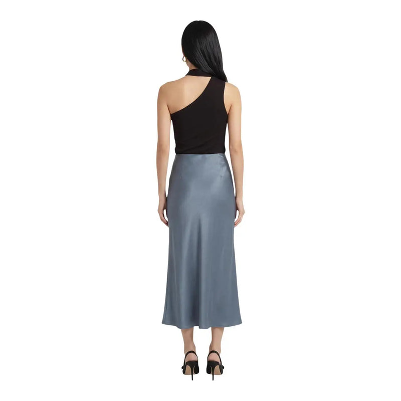 Ein eleganter, schieferblauer Satin-Midirock mit fließender Silhouette und hohem Bund, kombiniert mit einem braunen Lyocell-Schal von Jacqueline de Yong. top