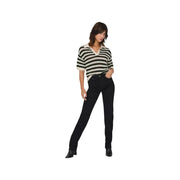Schwarze, hochgeschnittene Straight-Leg-Jeans kombiniert mit einem gestreiften Polo-Pullover von Jacqueline de Yong aus schwarzem Stoff