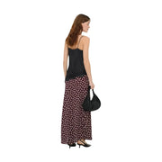 Schwarze Hobo-Tasche aus Leder mit weicher, lässiger Silhouette und einem einzelnen Schulterriemen, abgebildet neben einem Tanktop von Jacqueline de Yong. top asymmetrische Spitze, schwarz, Polyester, SL