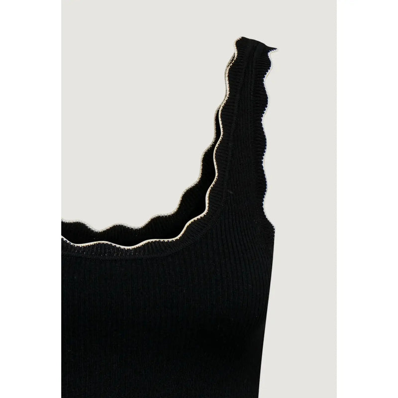 Jacqueline de Yong Damen-Tanktop aus schwarzem Rippstrick top mit weißem, gewelltem Halsausschnitt aus Viskose