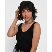 Jacqueline de Yong Damen Tank top Schwarzes Viskose-Top mit V-Ausschnitt, kombiniert mit einer klobigen silbernen Choker-Halskette mit markanten Gliedern