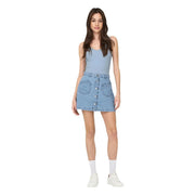 Hellblauer Jeansminirock mit Knopfleiste vorne und zwei aufgesetzten Taschen, kombiniert mit einem Tanktop von Jacqueline De Yong top