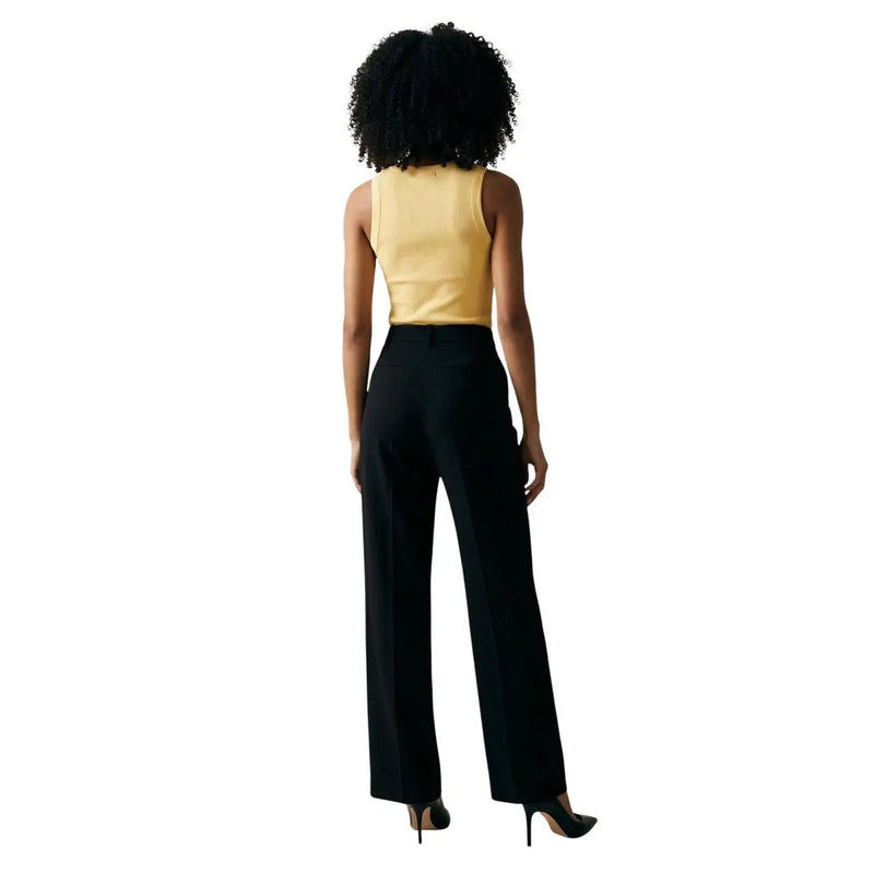 Schwarze, hochgeschnittene Hose mit weitem Bein und elegantem, tailliertem Schnitt, kombiniert mit einem gelben Tanktop von Jacqueline De Yong. top V-Ausschnitt Knöpfe