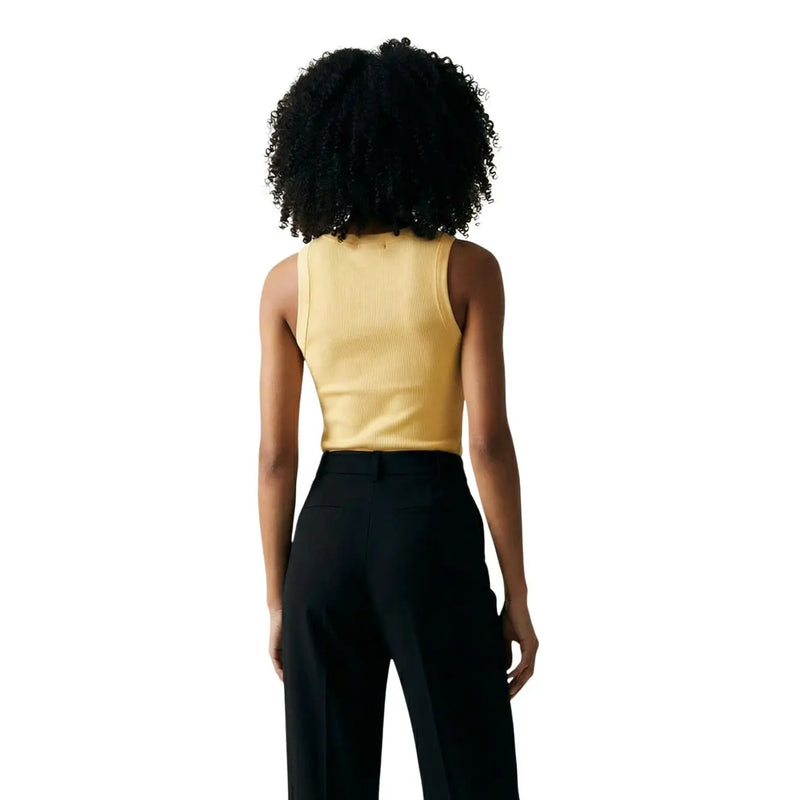 Ein geripptes, gelbes, ärmelloses Tanktop von Jacqueline de Yong für Damen top mit V-Ausschnitt und taillierter Knopfleiste am Rücken