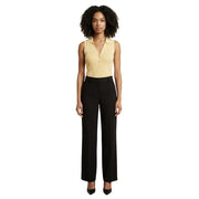 Eine elegante, schwarze, weit geschnittene Hose mit taillierter Passform und dezenten Bügelfalten, kombiniert mit einem gelben V-Ausschnitt-Top von Jacqueline De Yong. top