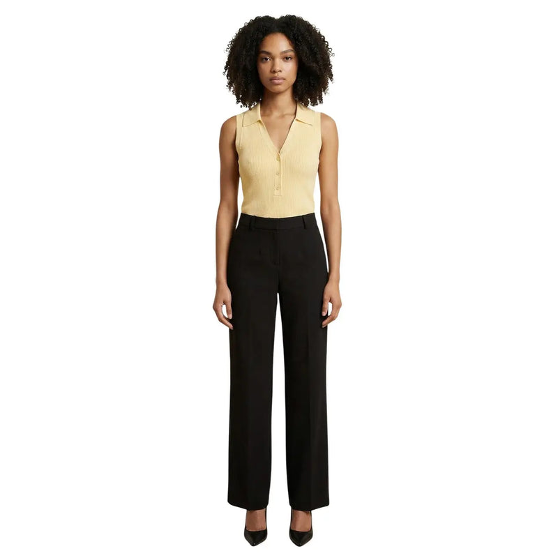Eine elegante, schwarze, weit geschnittene Hose mit taillierter Passform und dezenten Bügelfalten, kombiniert mit einem gelben V-Ausschnitt-Top von Jacqueline De Yong. top