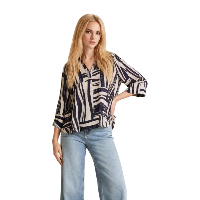 Jacqueline de Yong Frauen top Blaue, 3/4-Ärmel-Bluse aus Viskose mit V-Ausschnitt und lockerem, schwarz-cremefarbenem geometrischem Muster