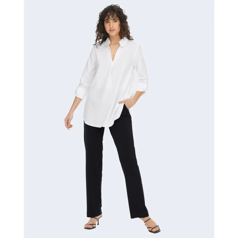Weißes, übergroßes Button-Down-Hemd mit hochgekrempelten Ärmeln und V-Ausschnitt, kombiniert mit einer schwarzen Polyesterhose von Jacqueline de Yong.