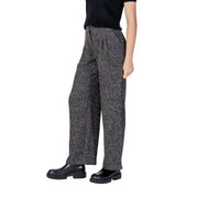 Schwarze, weite Damenhose von Jacqueline de Yong mit Fischgrätmuster und Kordelzug im Bund – perfekt für Herbst und Winter.